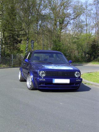 VW Golf II blau Frontalaufnahme hochkant