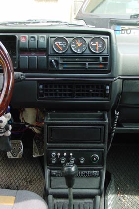 VW Golf II mit VDO 52mm Rundinstrument und Votext Mittelkonsole