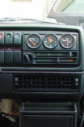 VW Golf II mit VDO 52mm Rundinstrument und Votext Mittelkonsole