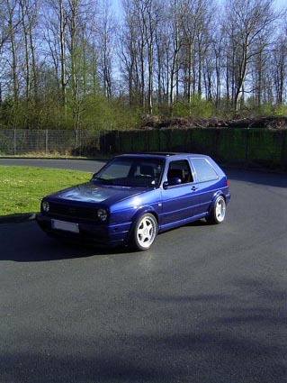 VW Golf II mit Keskin KT1 vorne links hochkant